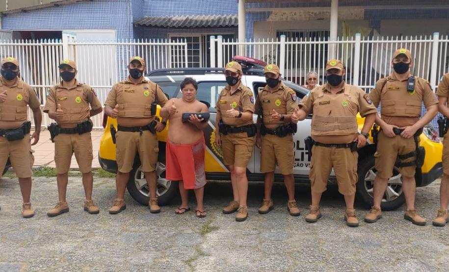 Policiais militares de Pontal do Paraná atendem ocorrência e firmam amizade com admirador da PM
