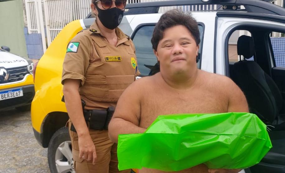 Policiais militares de Pontal do Paraná atendem ocorrência e firmam amizade com admirador da PM