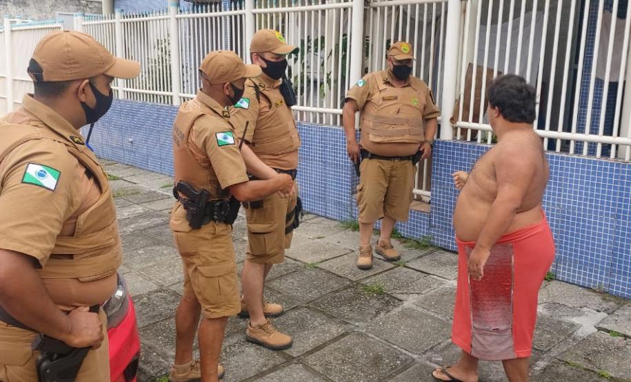 Policiais militares de Pontal do Paraná atendem ocorrência e firmam amizade com admirador da PM