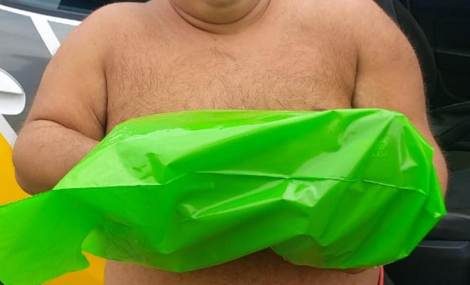 Policiais militares de Pontal do Paraná atendem ocorrência e firmam amizade com admirador da PM