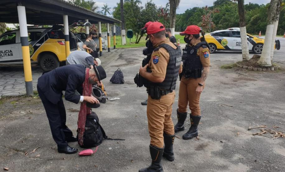 Polícia Rodoviária fiscaliza acesso ao Litoral com cães de faro e apreende maconha e ecstasy durante a Operação Vida