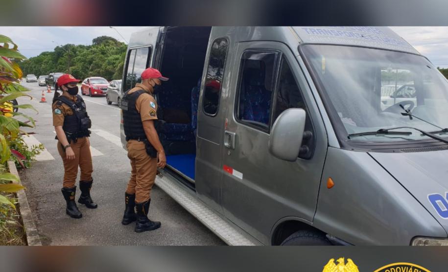 Polícia Rodoviária fiscaliza acesso ao Litoral com cães de faro e apreende maconha e ecstasy durante a Operação Vida