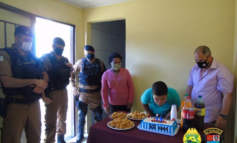 Em Colombo, na RMC, policiais militares fazem surpresa em aniversário de menino fã da PM