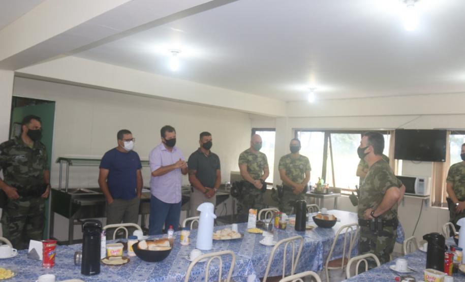 Policiais ambientais completam 35 anos de serviço e são homenageados pelo Comandante do BPAmb-FV na RMC