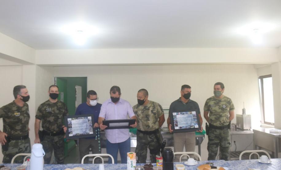 Policiais ambientais completam 35 anos de serviço e são homenageados pelo Comandante do BPAmb-FV na RMC