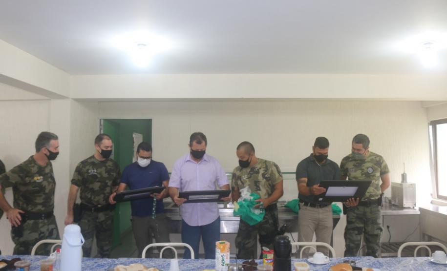 Policiais ambientais completam 35 anos de serviço e são homenageados pelo Comandante do BPAmb-FV na RMC