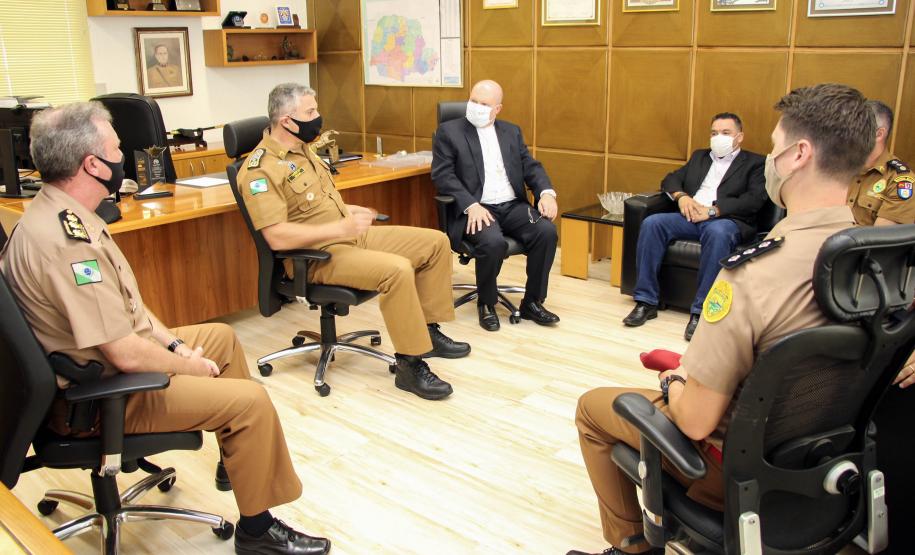 Comandante-Geral da PM entrega medalha a arcebispo de Curitiba, na Capital do estado