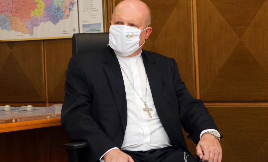 Comandante-Geral da PM entrega medalha a arcebispo de Curitiba, na Capital do estado