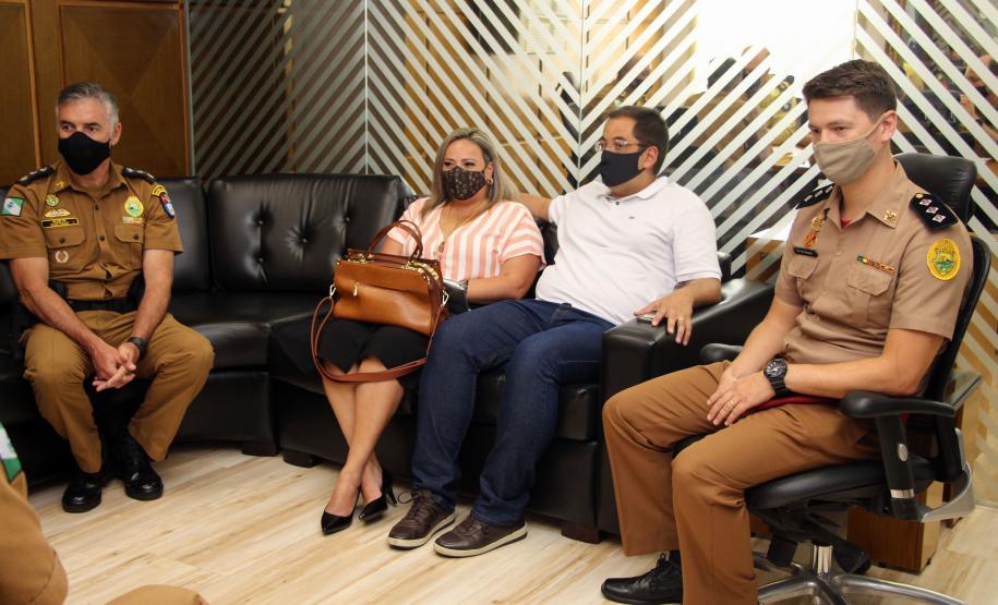 Comandante-Geral da PM entrega medalha a arcebispo de Curitiba, na Capital do estado