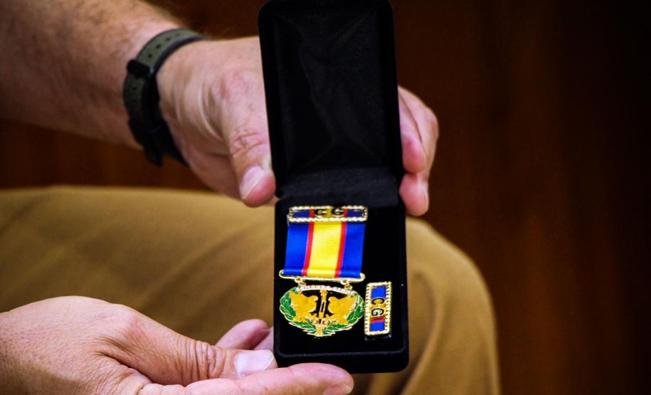 Comandante-Geral da PM entrega medalha a arcebispo de Curitiba, na Capital do estado