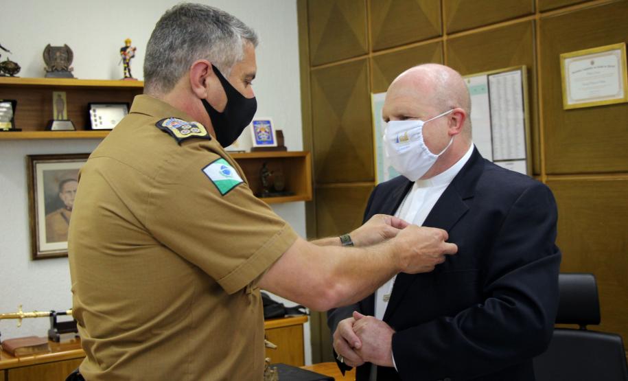 Comandante-Geral da PM entrega medalha a arcebispo de Curitiba, na Capital do estado