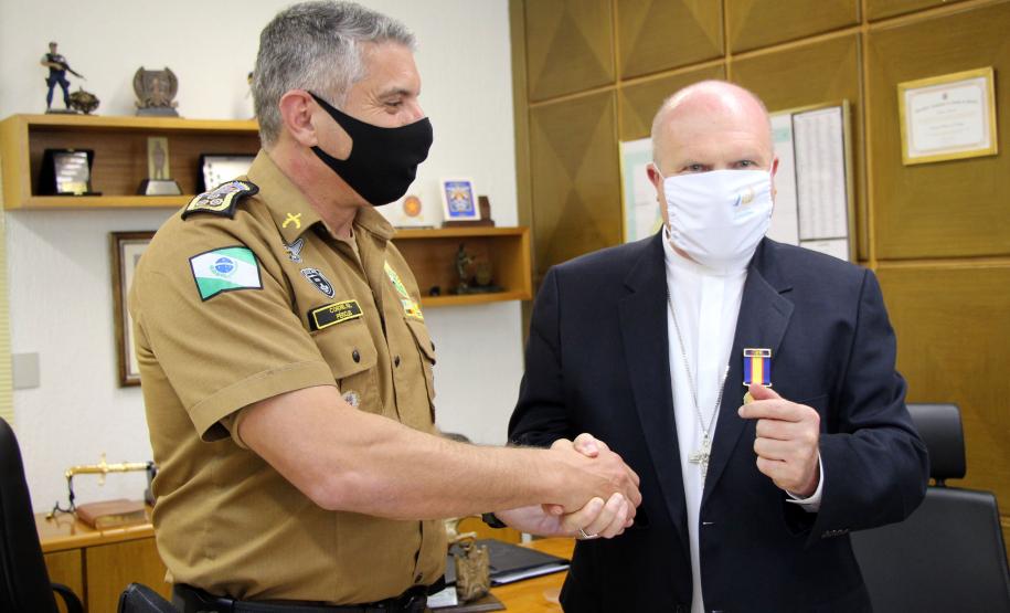 Comandante-Geral da PM entrega medalha a arcebispo de Curitiba, na Capital do estado