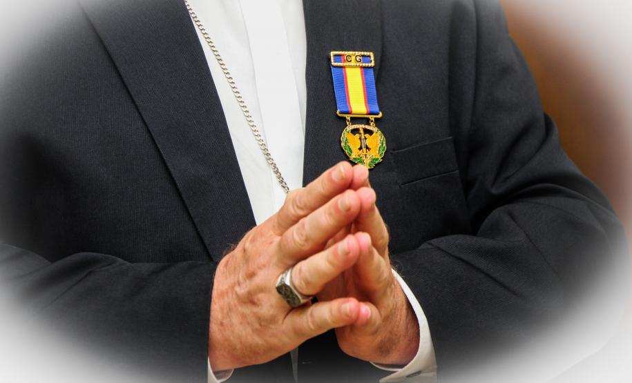 Comandante-Geral da PM entrega medalha a arcebispo de Curitiba, na Capital do estado