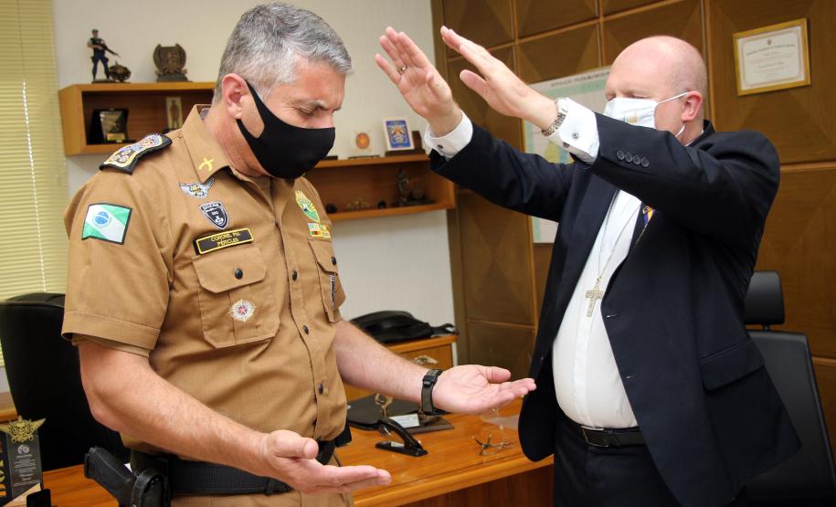 Comandante-Geral da PM entrega medalha a arcebispo de Curitiba, na Capital do estado