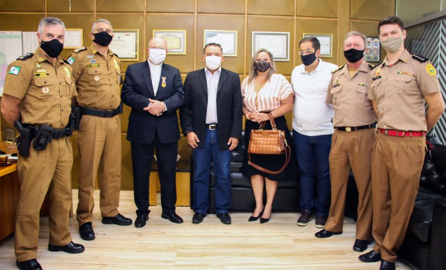 Comandante-Geral da PM entrega medalha a arcebispo de Curitiba, na Capital do estado