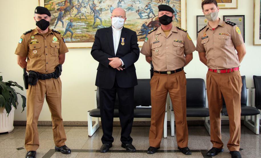 Comandante-Geral da PM entrega medalha a arcebispo de Curitiba, na Capital do estado