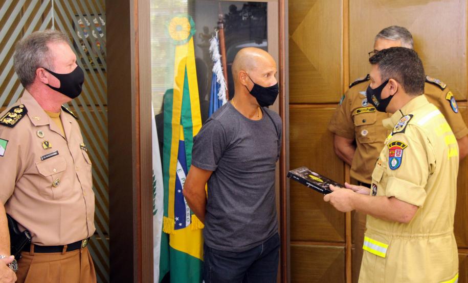 Coronel da PM é homenageado pelo Comandante Geral ao ir para a Reserva Remunerada em Curitiba (PR)