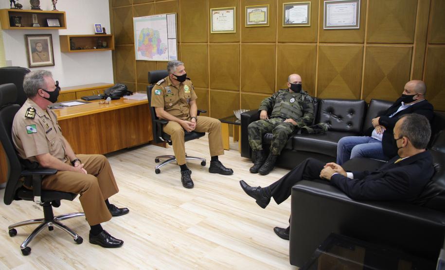 Comandante-Geral entrega medalha a agente aposentado da Polícia Federal em Curitiba