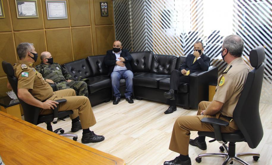 Comandante-Geral entrega medalha a agente aposentado da Polícia Federal em Curitiba