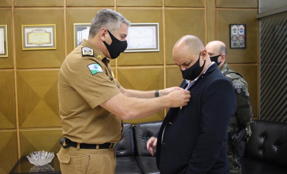 Comandante-Geral entrega medalha a agente aposentado da Polícia Federal em Curitiba