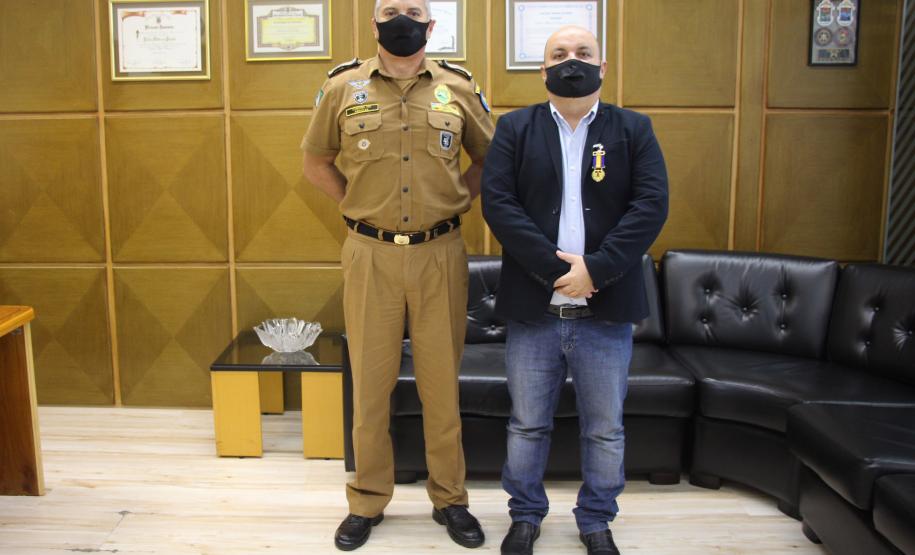 Comandante-Geral entrega medalha a agente aposentado da Polícia Federal em Curitiba