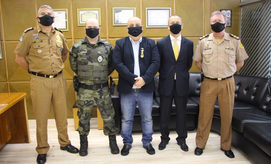 Comandante-Geral entrega medalha a agente aposentado da Polícia Federal em Curitiba