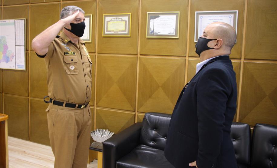 Comandante-Geral entrega medalha a agente aposentado da Polícia Federal em Curitiba