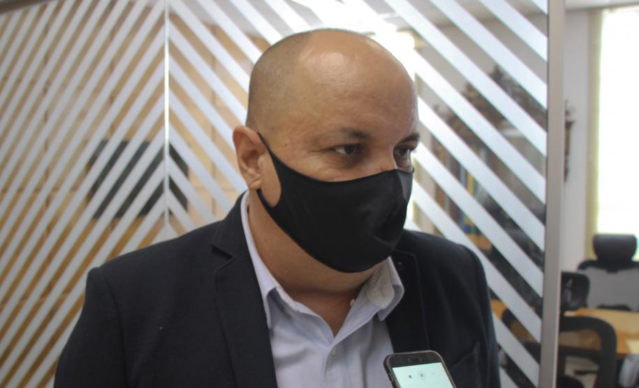 Comandante-Geral entrega medalha a agente aposentado da Polícia Federal em Curitiba