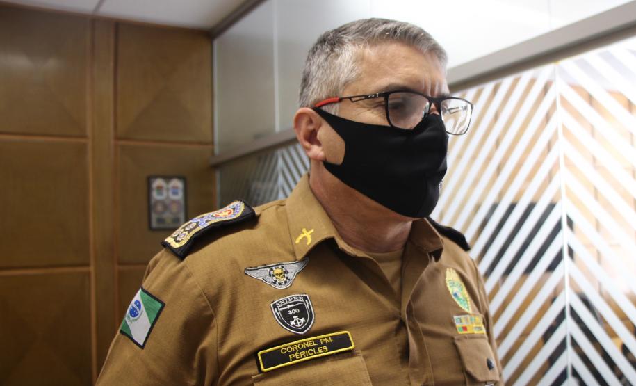 Comandante-Geral entrega medalha a agente aposentado da Polícia Federal em Curitiba