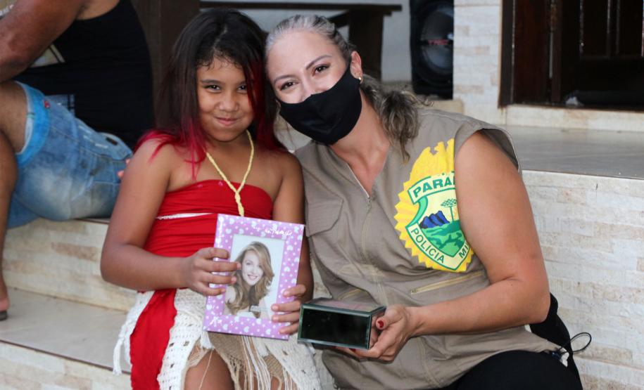 Menina de 10 anos recebe visita de policiais militares em seu aniversário, em Antonina