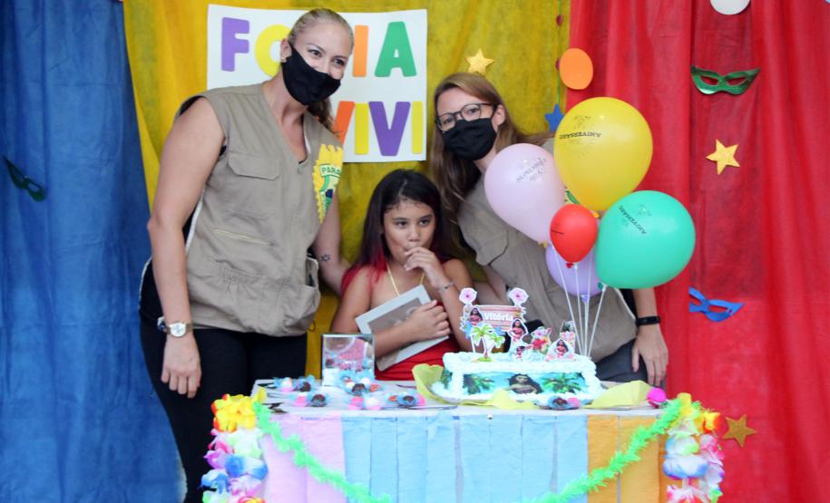 Menina de 10 anos recebe visita de policiais militares em seu aniversário, em Antonina