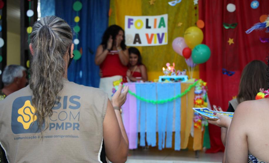 Menina de 10 anos recebe visita de policiais militares em seu aniversário, em Antonina