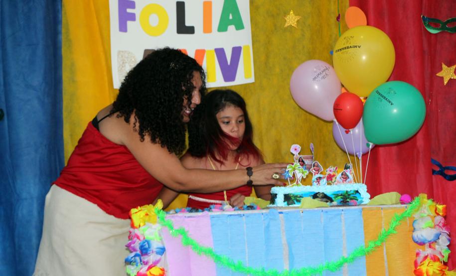 Menina de 10 anos recebe visita de policiais militares em seu aniversário, em Antonina