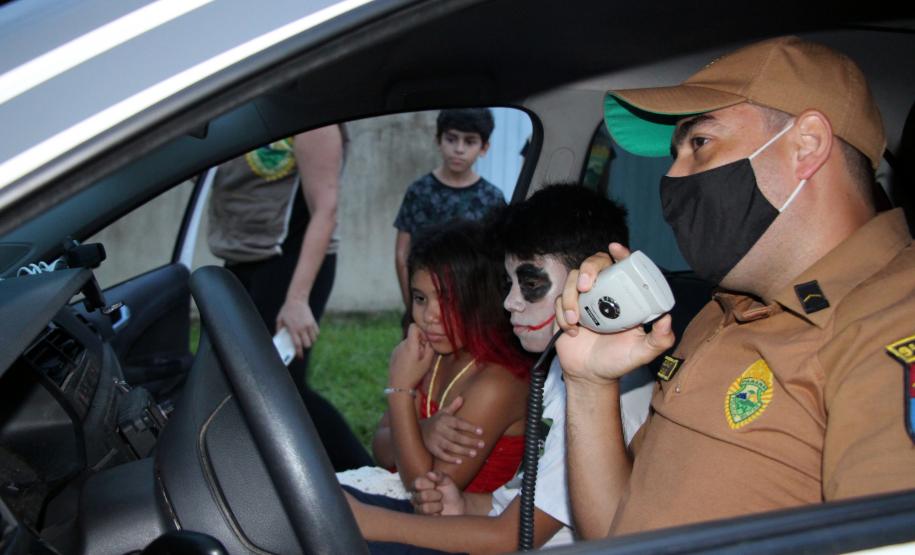 Menina de 10 anos recebe visita de policiais militares em seu aniversário, em Antonina