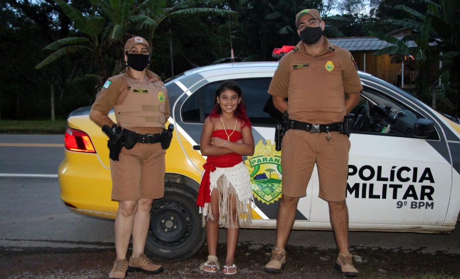 Menina de 10 anos recebe visita de policiais militares em seu aniversário, em Antonina