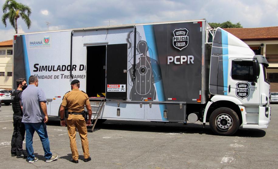 Policiais militares passam por instrução de tiro em caminhão de treinamento com simulador