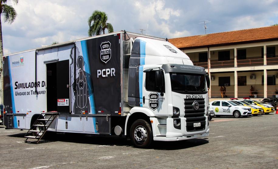 Policiais militares passam por instrução de tiro em caminhão de treinamento com simulador