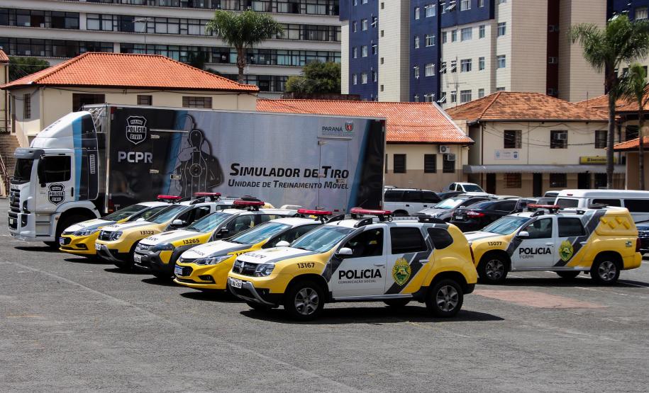 Policiais militares passam por instrução de tiro em caminhão de treinamento com simulador