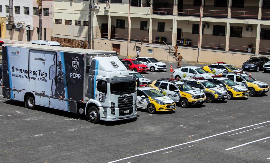 Policiais militares passam por instrução de tiro em caminhão de treinamento com simulador