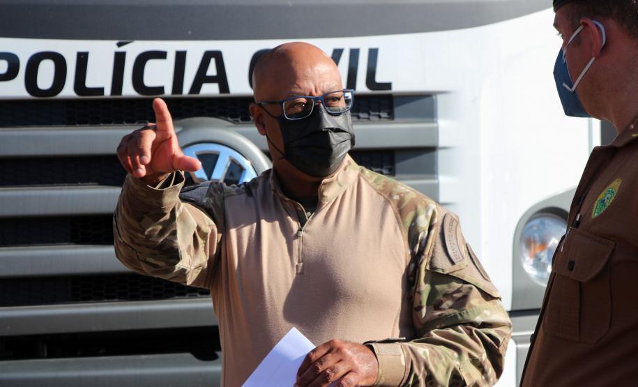 Policiais militares passam por instrução de tiro em caminhão de treinamento com simulador