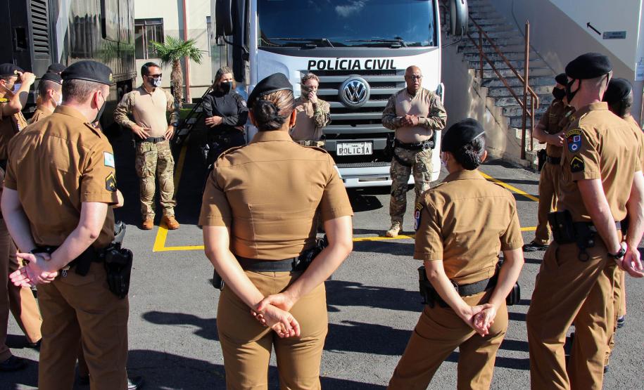 Policiais militares passam por instrução de tiro em caminhão de treinamento com simulador