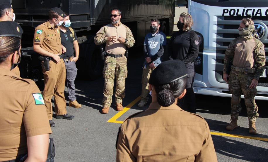 Policiais militares passam por instrução de tiro em caminhão de treinamento com simulador