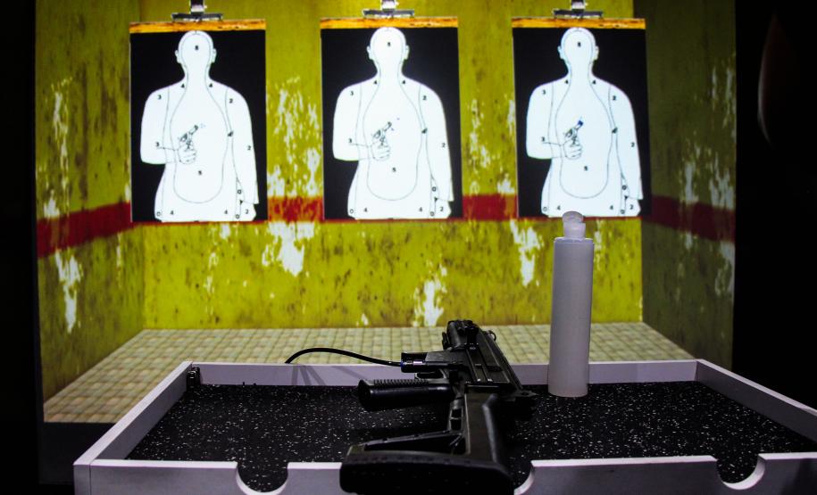 Policiais militares passam por instrução de tiro em caminhão de treinamento com simulador