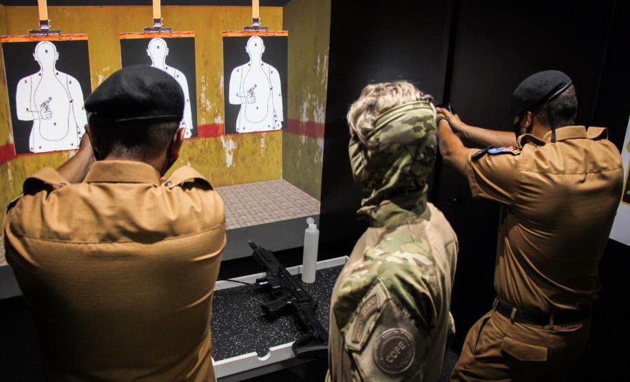 Policiais militares passam por instrução de tiro em caminhão de treinamento com simulador
