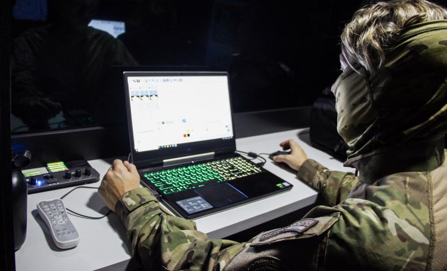 Policiais militares passam por instrução de tiro em caminhão de treinamento com simulador