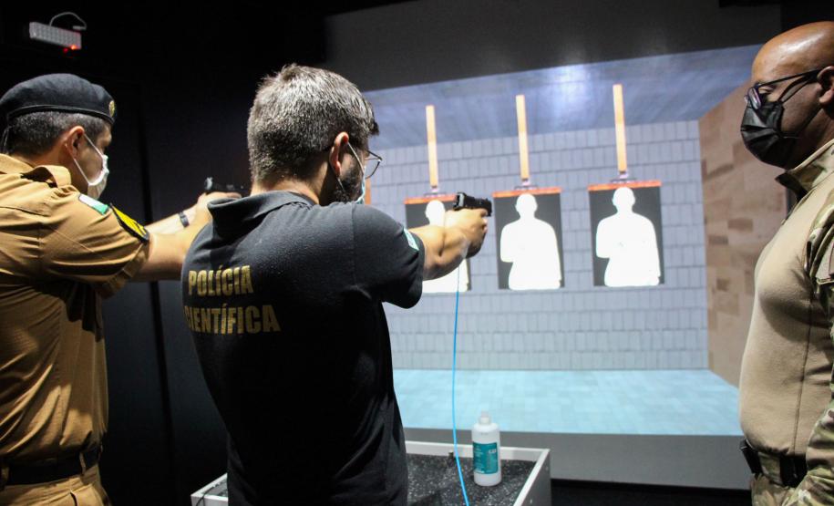 Policiais militares passam por instrução de tiro em caminhão de treinamento com simulador