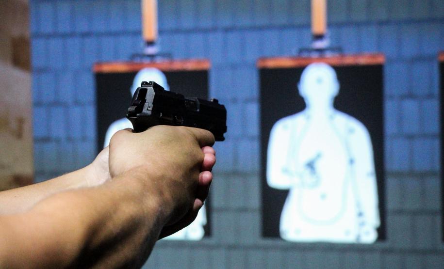 Policiais militares passam por instrução de tiro em caminhão de treinamento com simulador