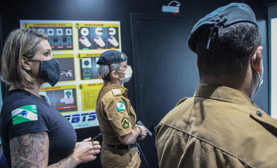 Policiais militares passam por instrução de tiro em caminhão de treinamento com simulador