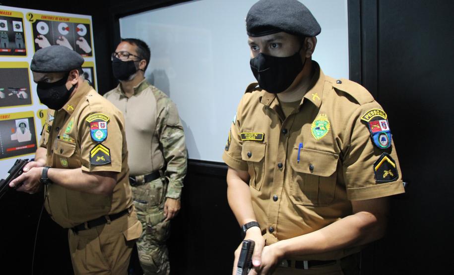 Policiais militares passam por instrução de tiro em caminhão de treinamento com simulador
