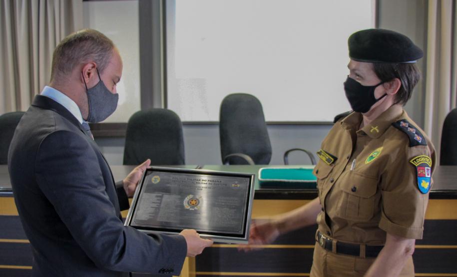 Paraninfo da turma do Curso de Aperfeiçoamento de Oficiais (CAO) 2020 é homenageado em Curitiba